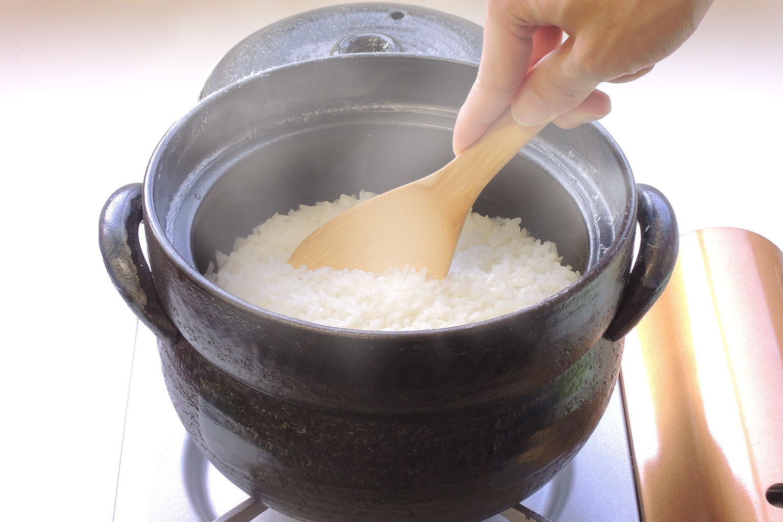 陶器の茶碗に盛られた炊きたての白いごはん