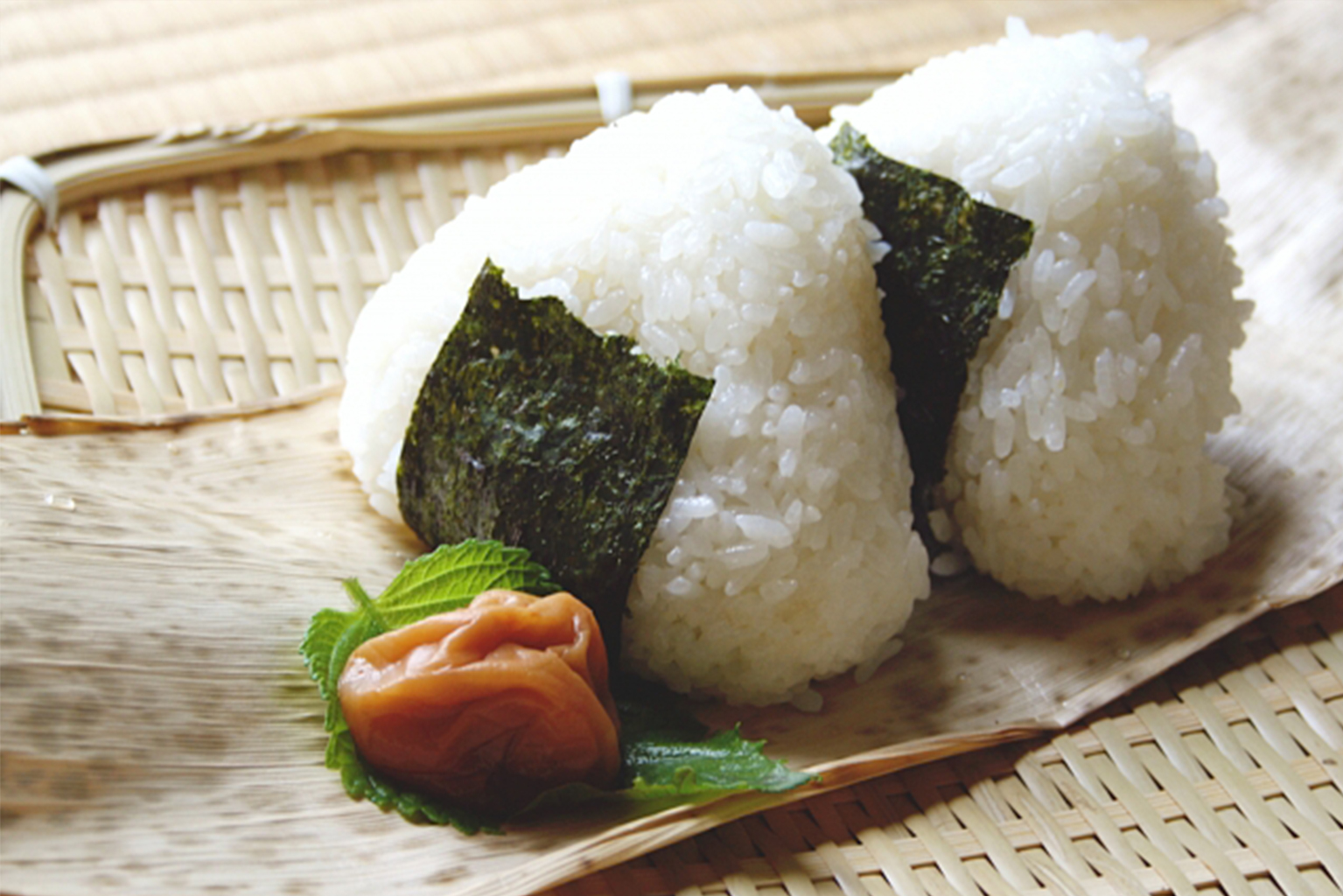 白いごはん、焼き魚、みそ汁などを並べた食卓